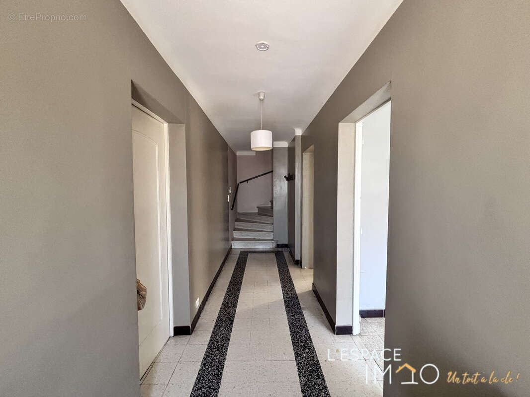 Exclusivité - Maison de ville avec cours et grand garage ! - photo 4