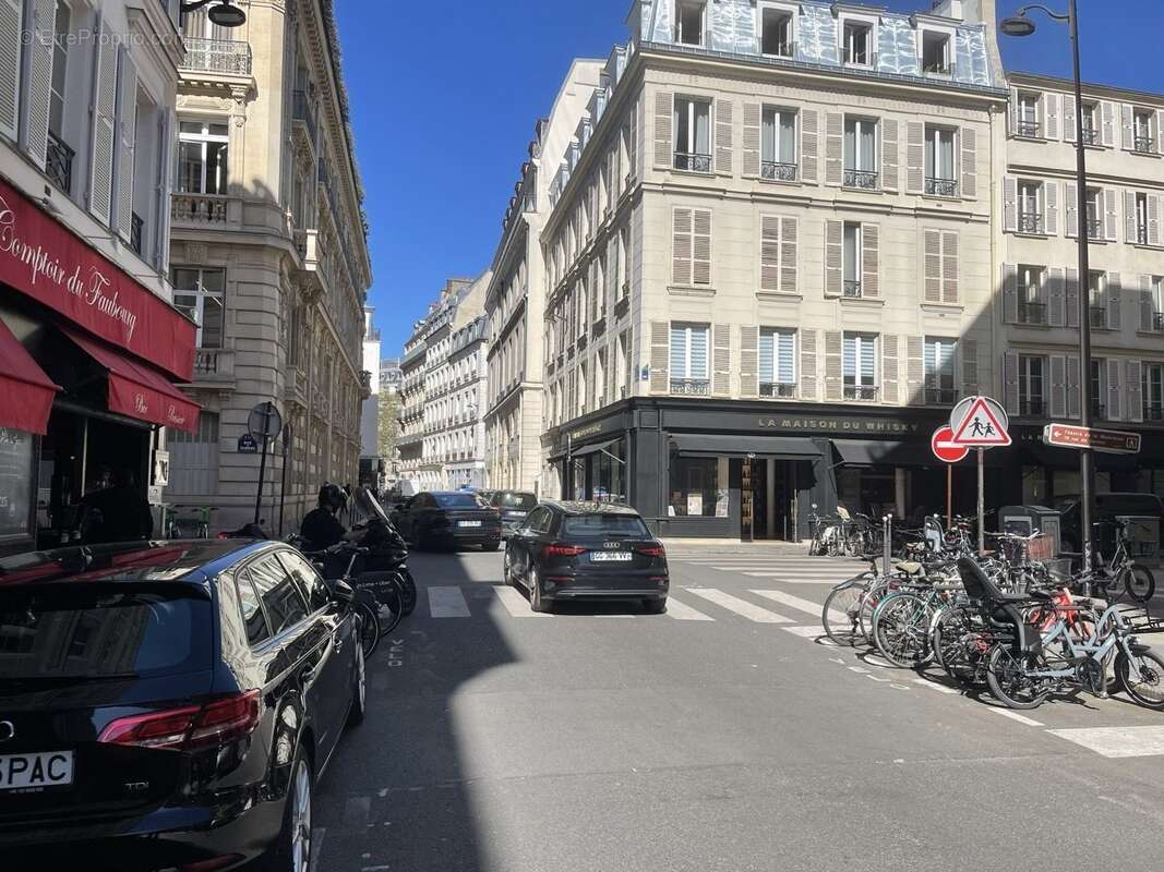 Autre à PARIS-8E