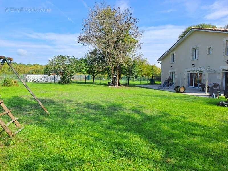 Magnifique propriété - Habitation de 456m² et Hangar de 360m2 à SAINT CHRISTOLY DE BLAYE (33) - photo 16