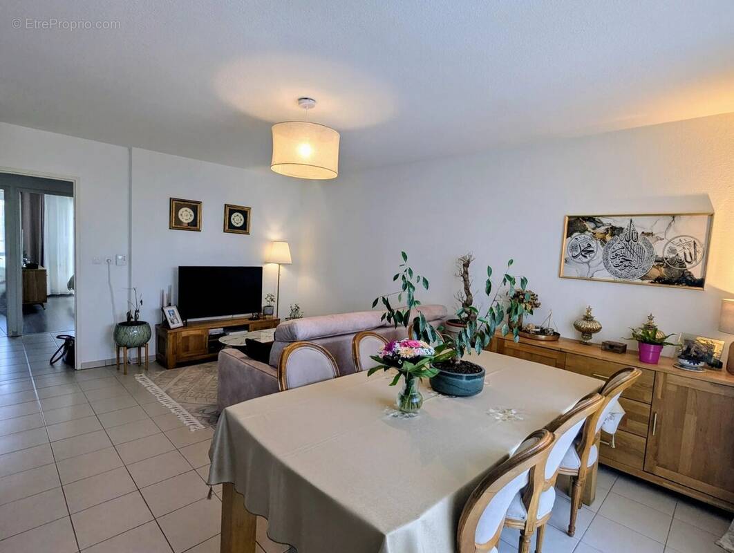 Appartement à BEAUZELLE