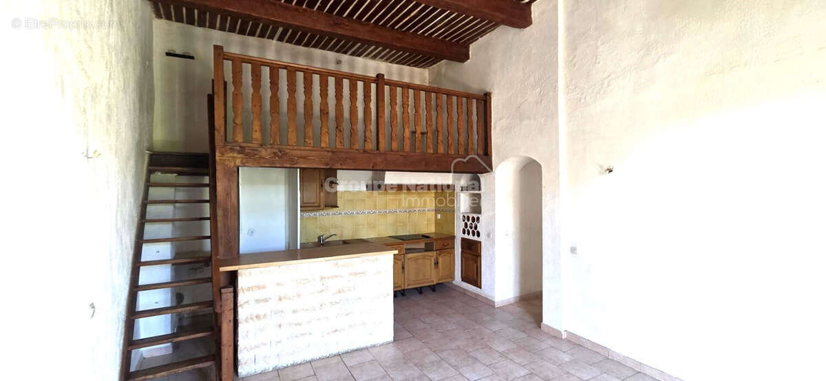 AU COEUR DU VILLAGE DES PENNES MIRABEAU, Appartement de type 3 au 1er étage d'un petit immeuble avec balcon et vue dégagée - photo 3