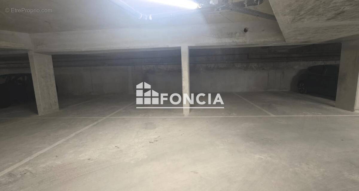Parking à LOUVRES