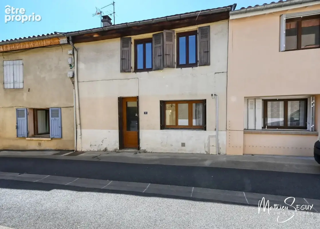 SAINT GENIS LAVAL - Maison de village avec courette - photo 3