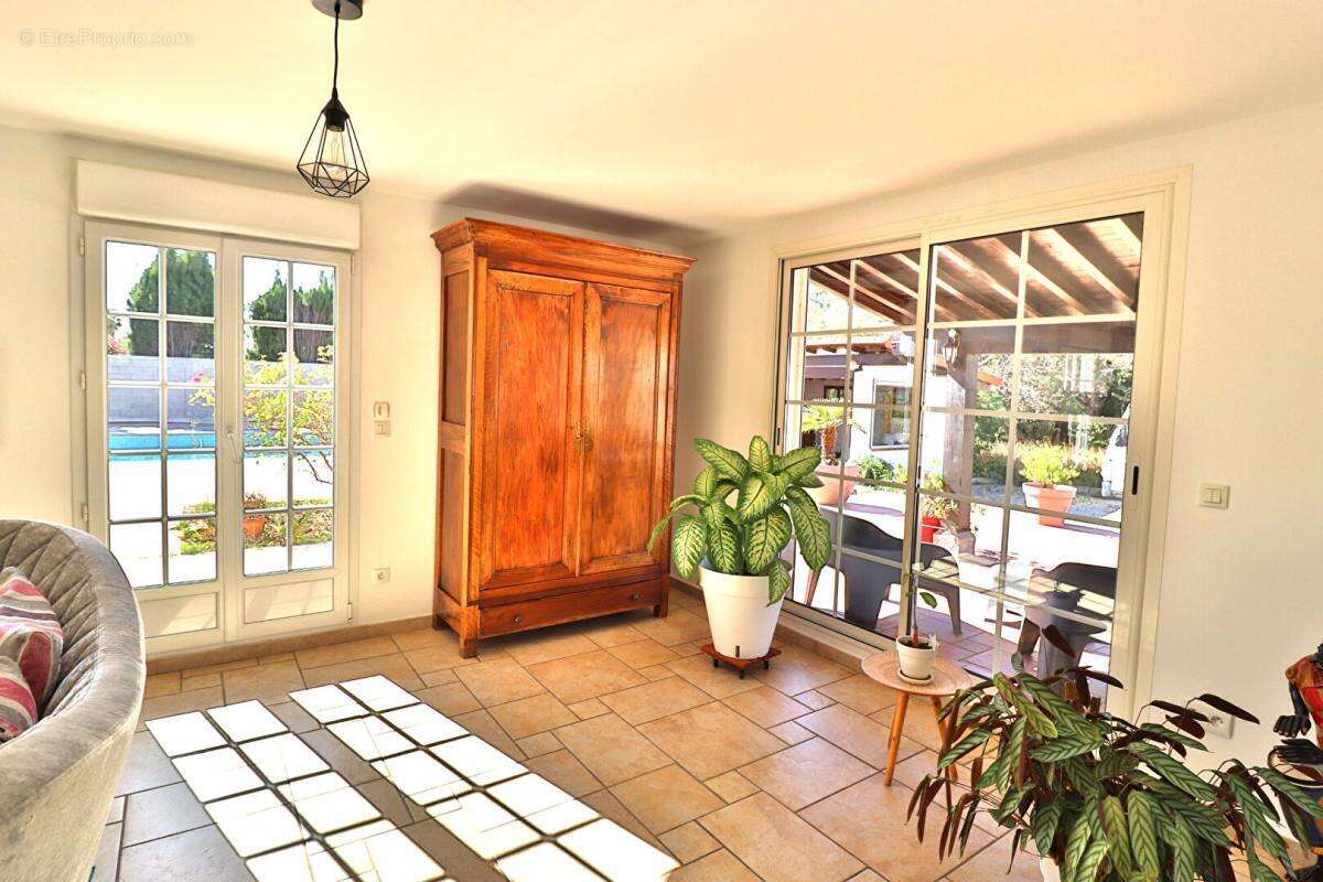 Villa t5 4 faces de 134m² + piscine + dependance sur un terrain de 1799m² - photo 6