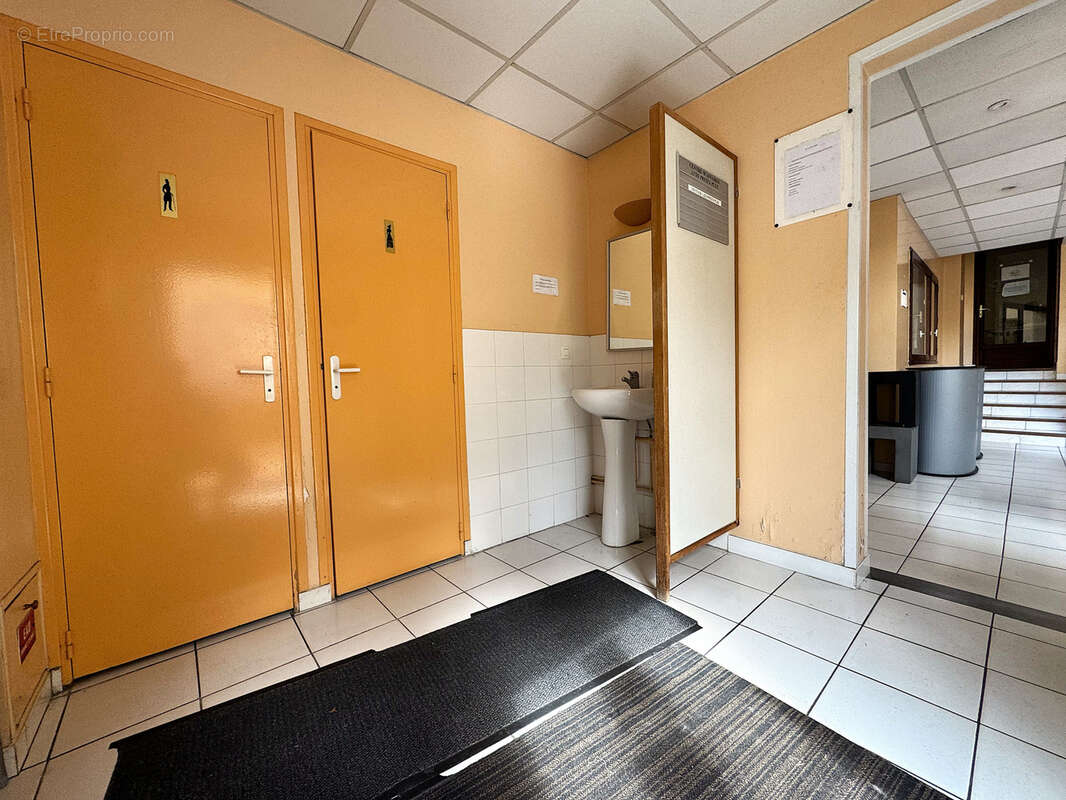 Immeuble de 9 bureaux, potentiel 4500 € par mois, situé idéalement face à la Mairie d'Aulnay-sous-Bois et proc - photo 9