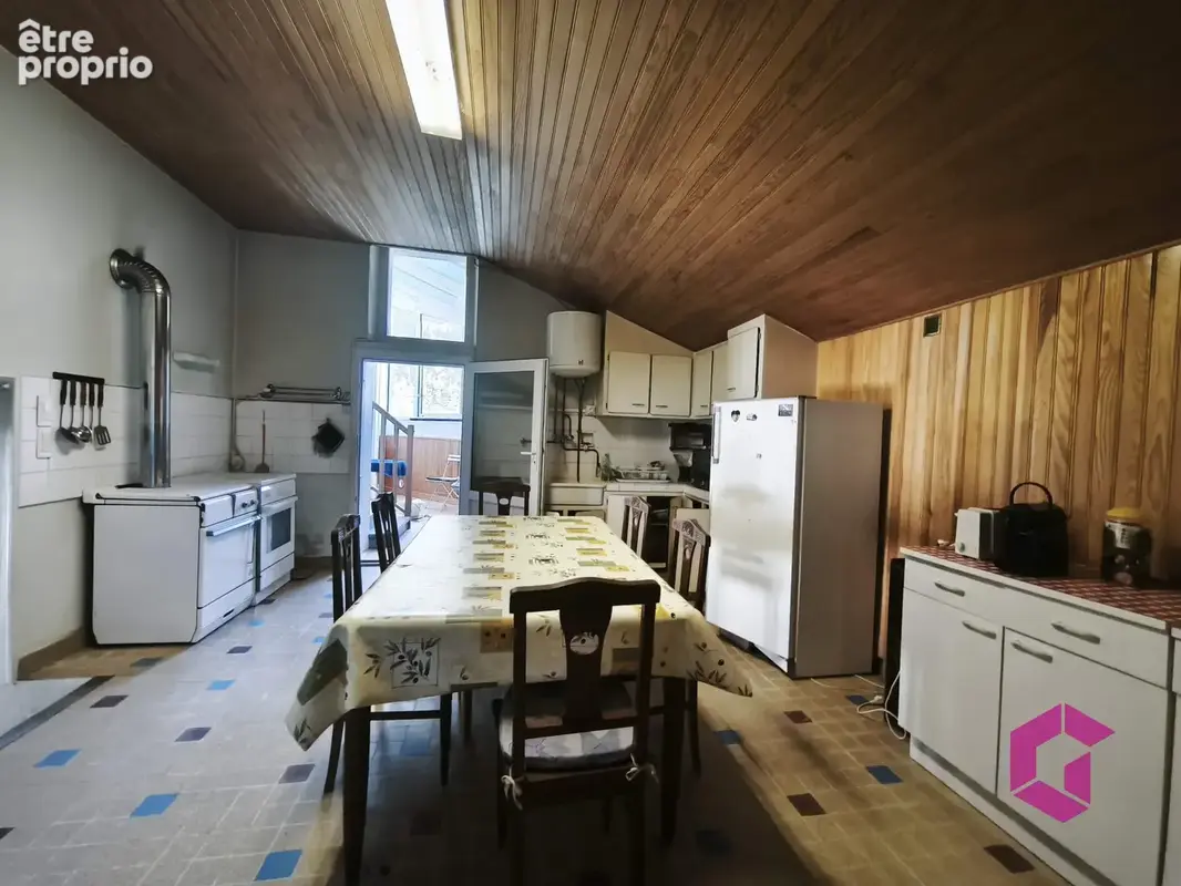 Maison de bourg de 230 m2 avec 11 chambres et un petit jardin, Idéal gite ! - photo 8