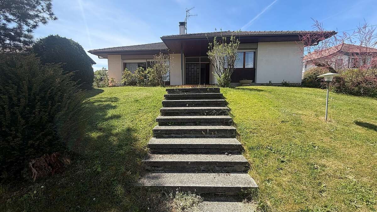 Architecture traditionnelle et construction de qualité - Maison à REIGNIER