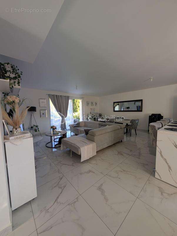 Maison à SAINT-YZAN-DE-SOUDIAC