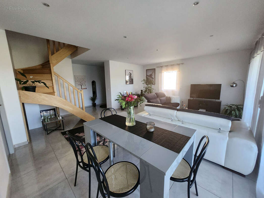 Maison à ETOILE-SUR-RHONE