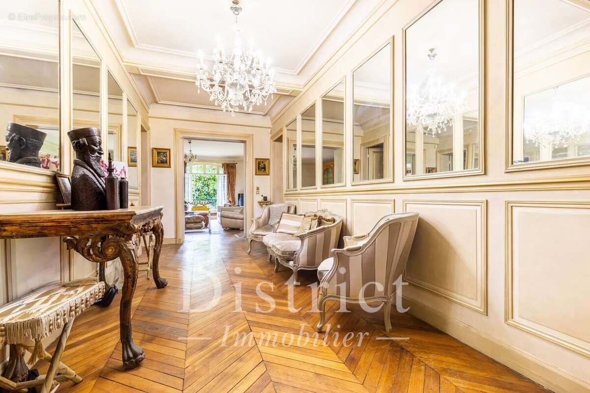 Appartement à PARIS-16E