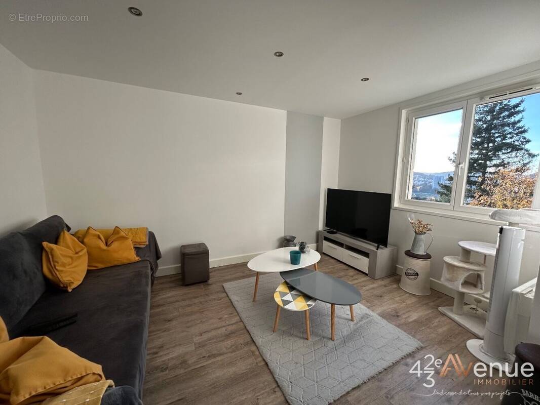 Appartement à SAINT-JEAN-BONNEFONDS