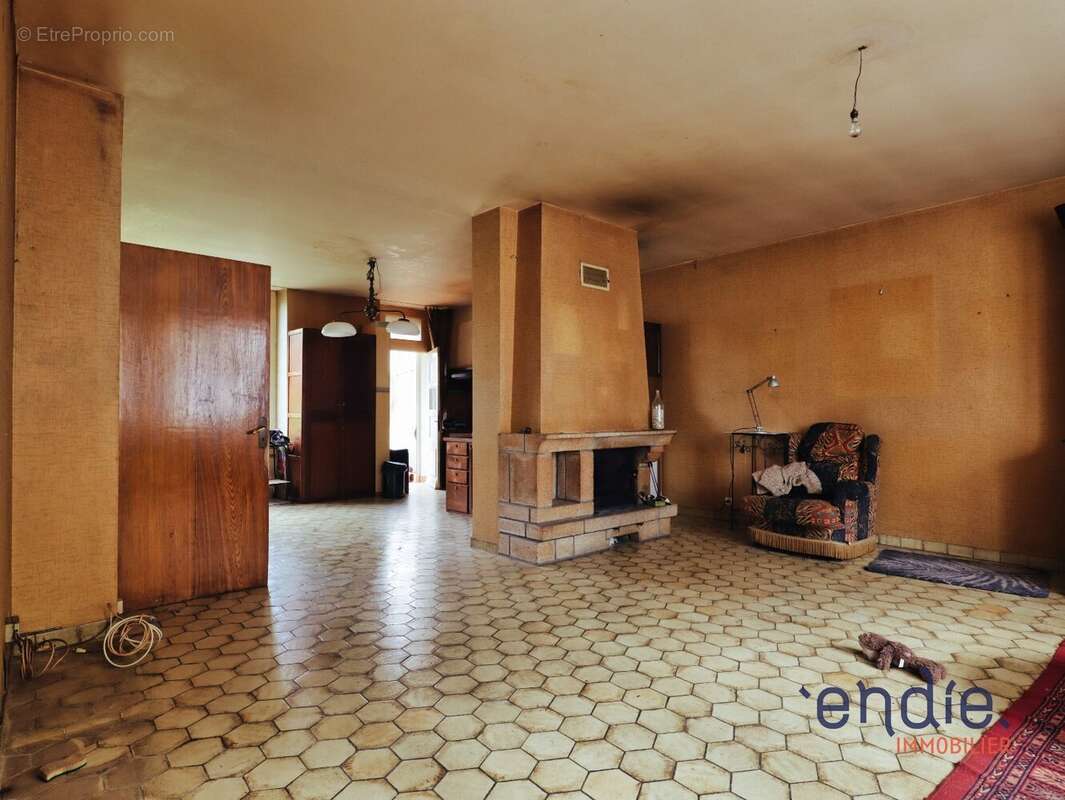 Maison familiale avec local commercial et appartement indépendant en centre bourg - photo 5