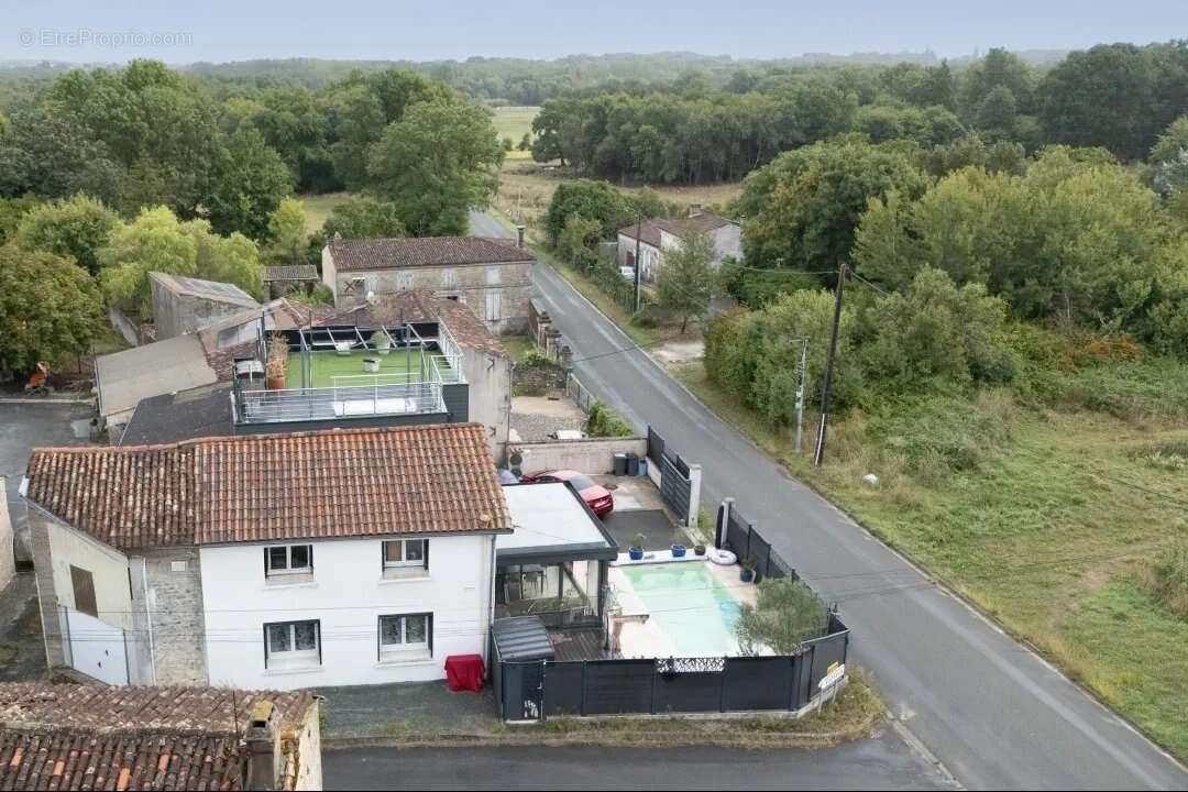 Maison à BRIZAMBOURG