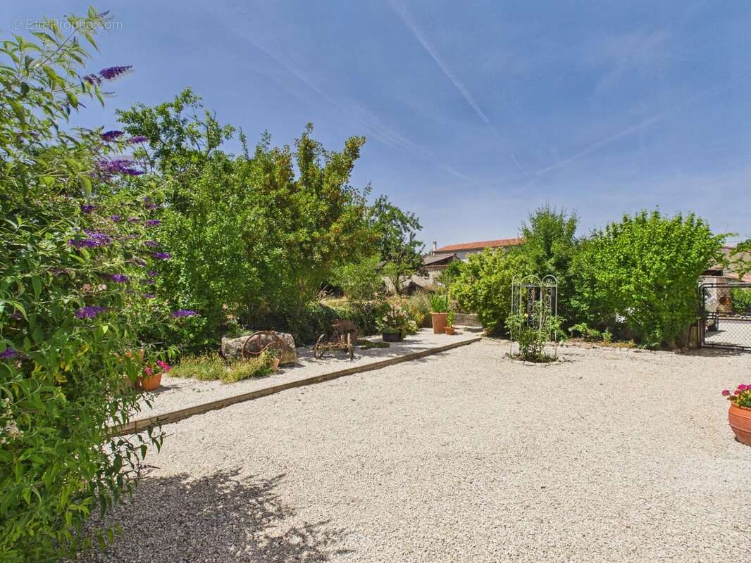 Superbe maison de campagne avec piscine, granges et vue imprenable sur la campagne - photo 15
