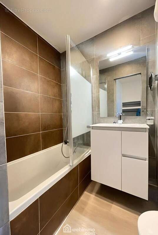 Salle de bains récente et fonctionnelle avec baignoire. - Appartement à SAINTE-MAXIME