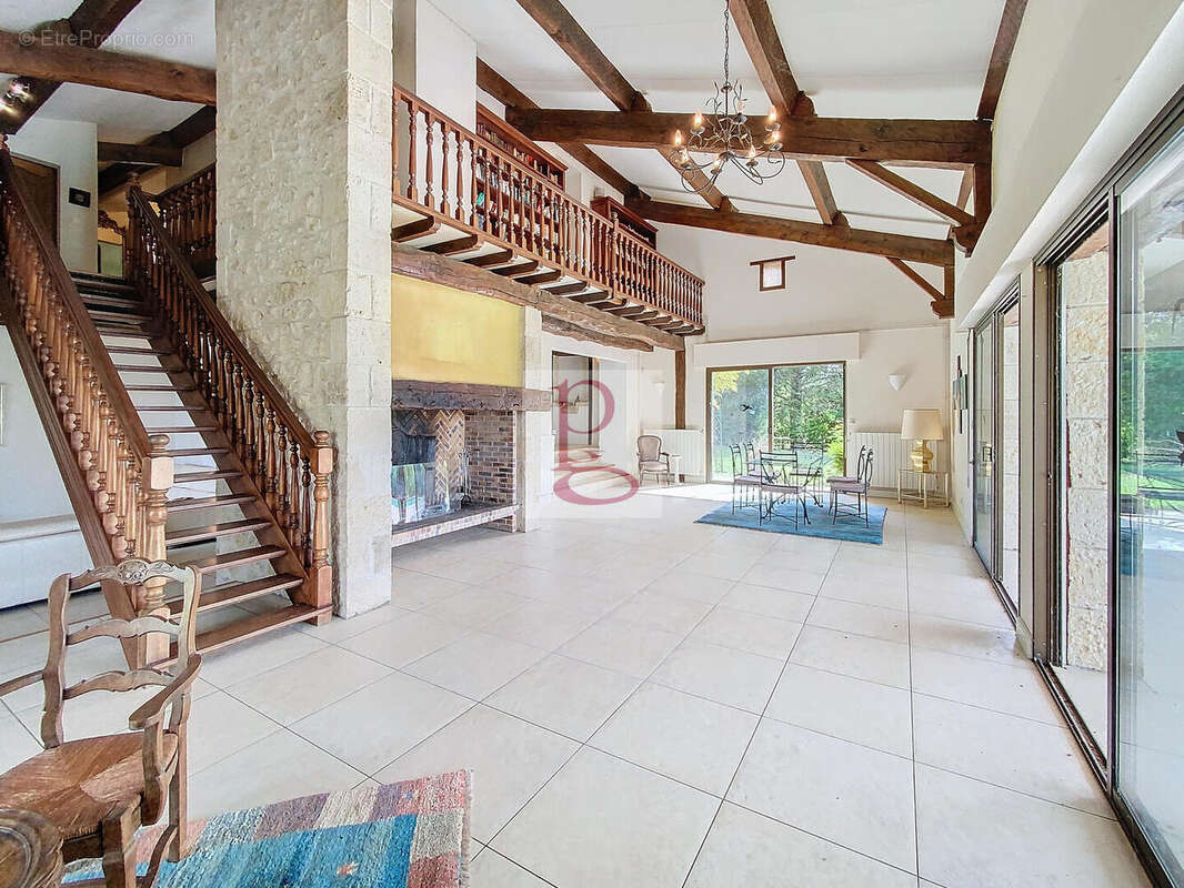 photobab6d4fd76b2e6885aed26ed5b87c2db - Maison à CASTERA-VERDUZAN