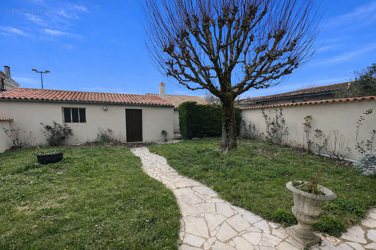 Maison à COZES