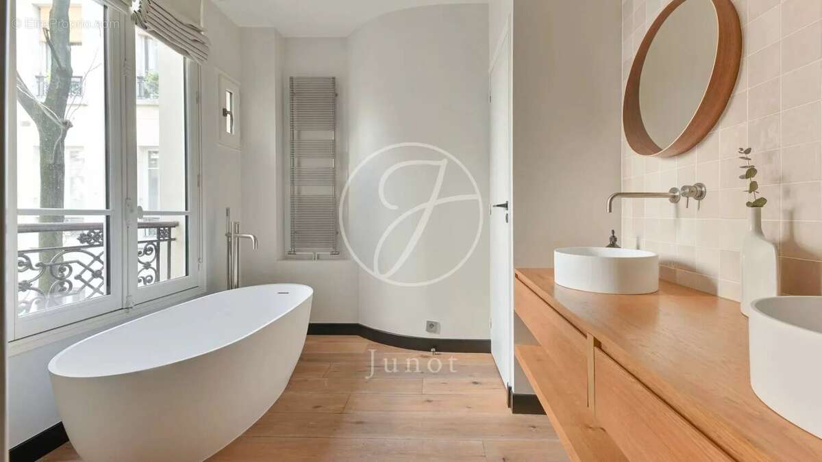 Appartement à PARIS-17E