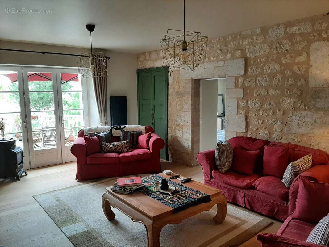 Charmante propriété de 2 chambres et 2 salles de bains à Aubeterre, avec vue exceptionnelle - photo 2