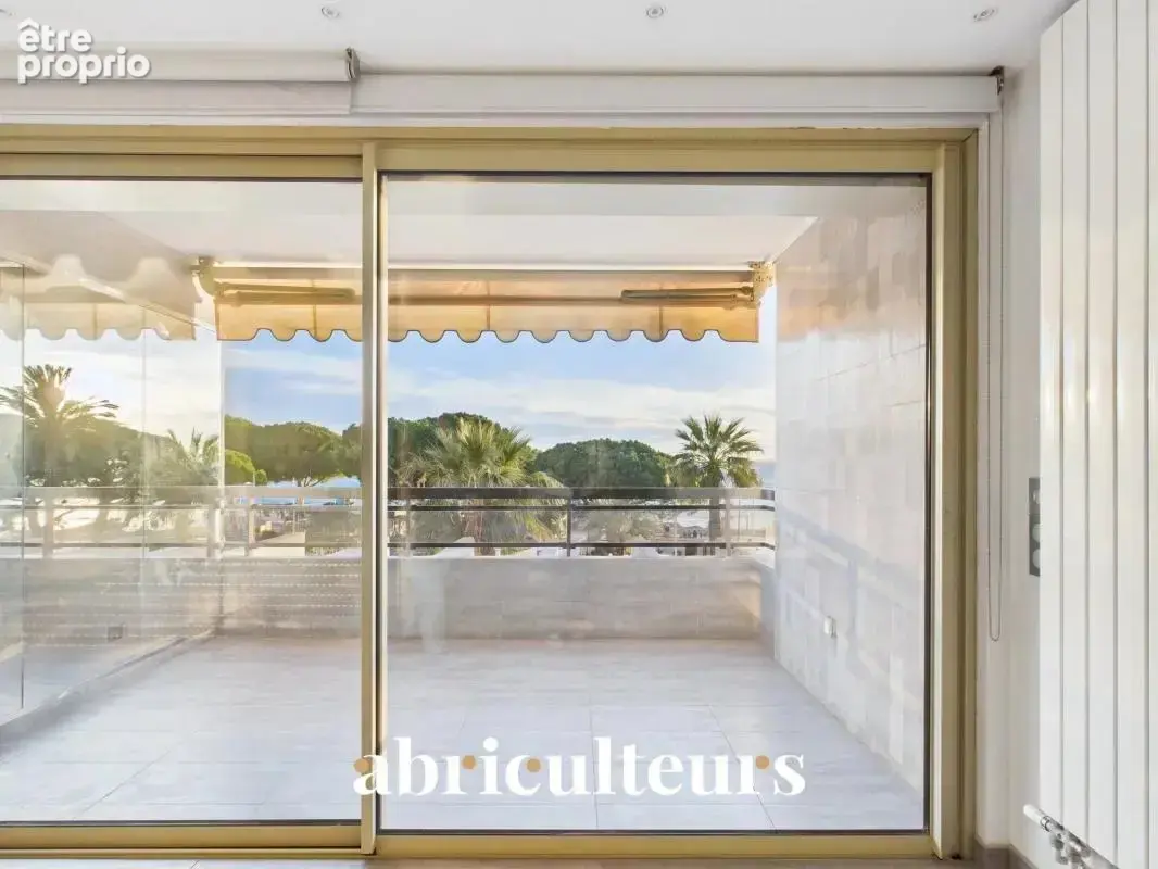 Élégant appartement rénové - 4 Pièces - Terrasse - 84m² - Vue mer panoramique - Juan-les-Pins - photo 4