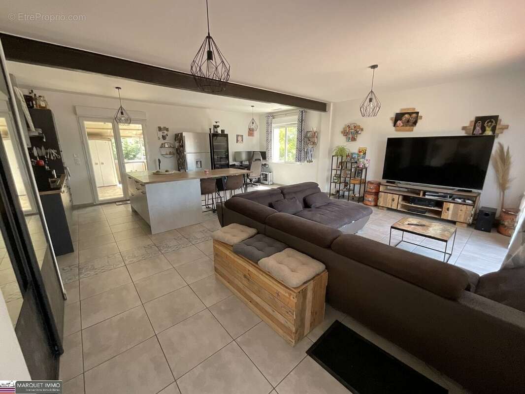 Beau potententiel !!! Pour cette lumineuse villa T4 offrant 92 m² + véranda de 37 m² + apt T2 de 50 m²  4 faces sur 1 069 m² ave - photo 22