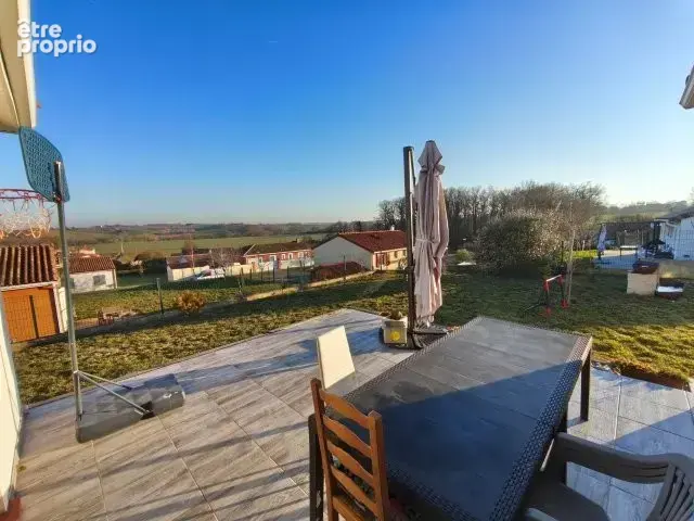 Maison T5 de 124 m2 avec garage et jardin clôturé - photo 3