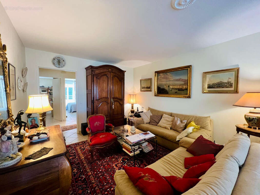 Appartement à SAINT-LAURENT-DU-VAR