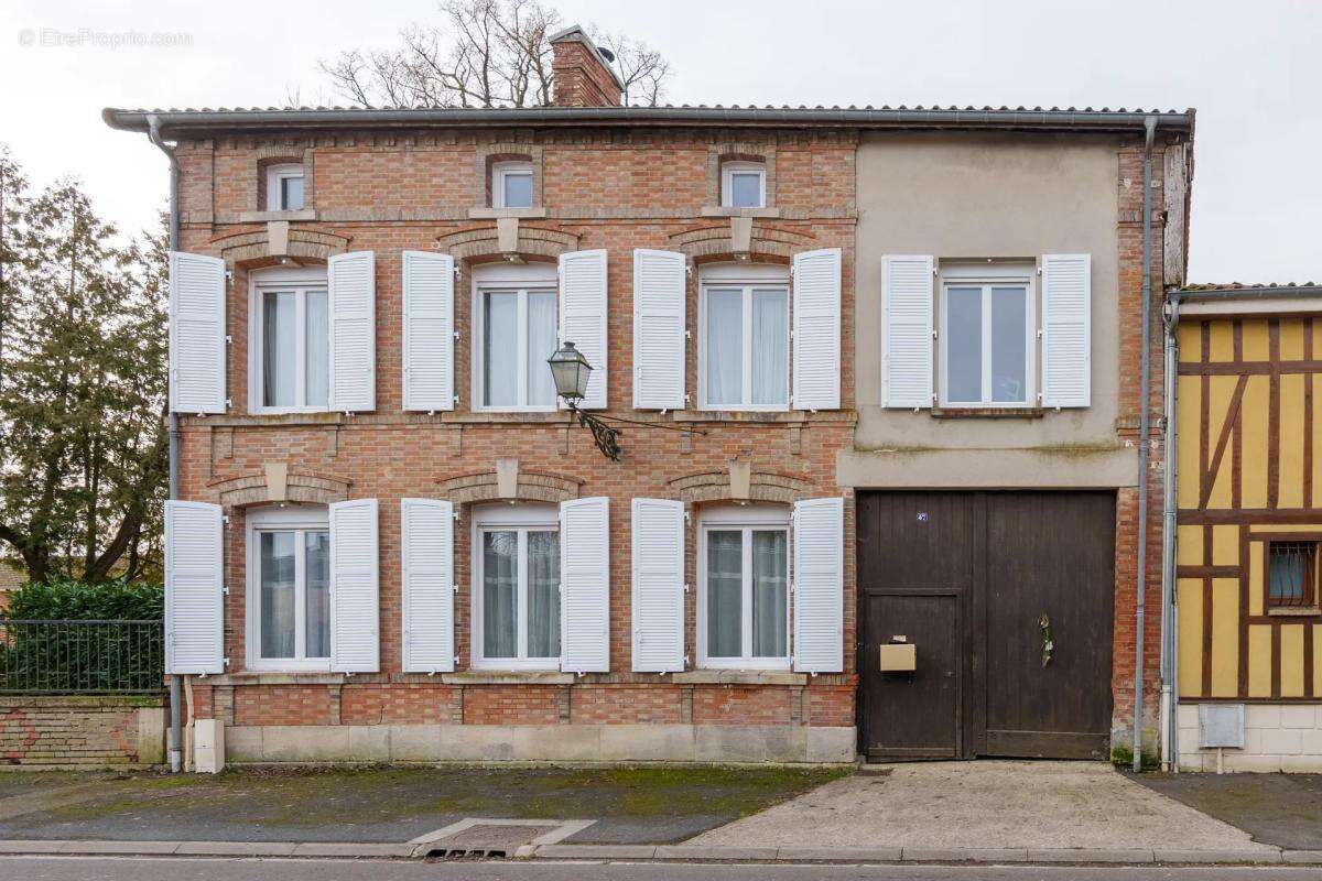 Maison à SAINT-REMY-EN-BOUZEMONT-SAINT-GENEST-ET-ISSON