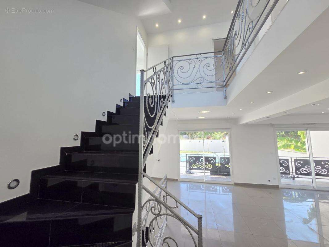 Sarcelles Village - Maison Contemporaine d'Exception - 204 m2 - 9 pièces / 5 Chambres - Prestations Haut de Gamme - Piscine et G - photo 5