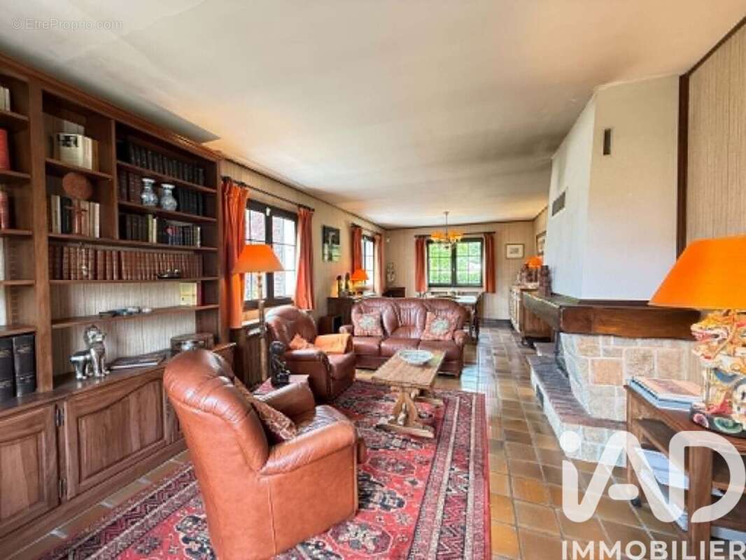 Maison 136 m² à Saint-Jean-De-La-Ruelle  - photo 2
