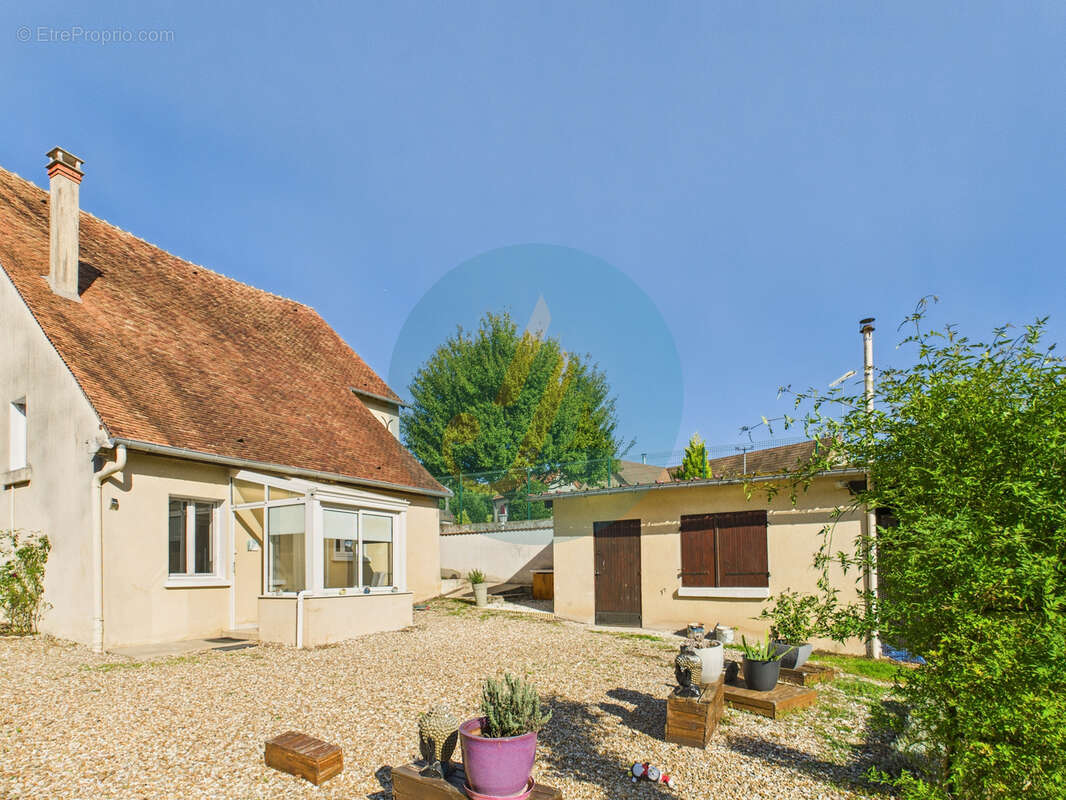 Maison à SAINT-AMAND-EN-PUISAYE