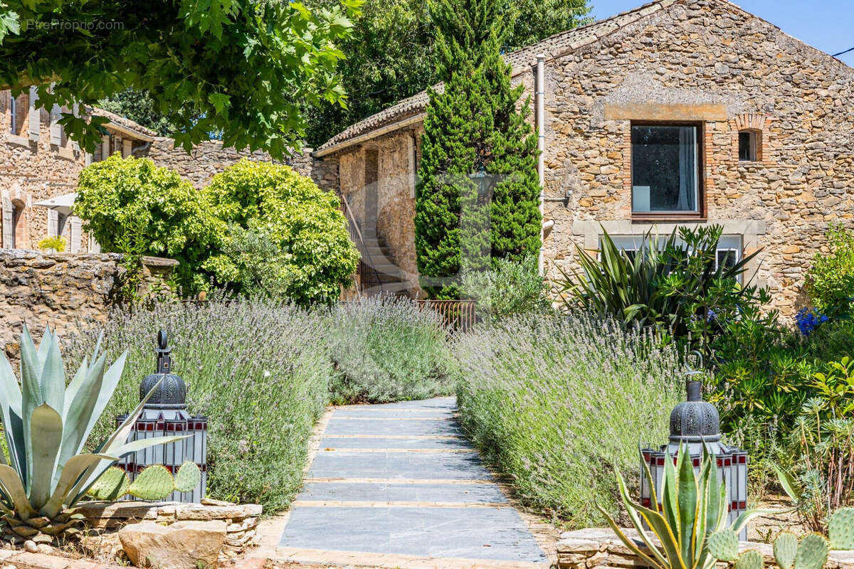 Maison à SAINTE-CECILE-LES-VIGNES