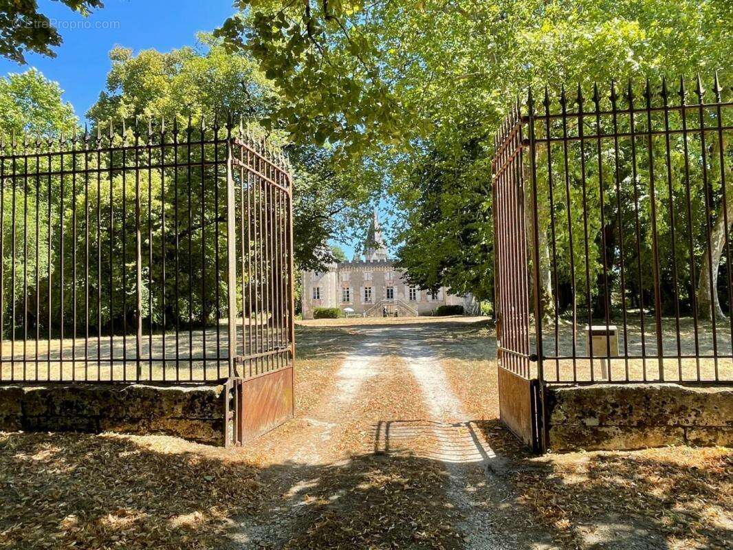 Maison à CHAMPAGNAC-DE-BELAIR