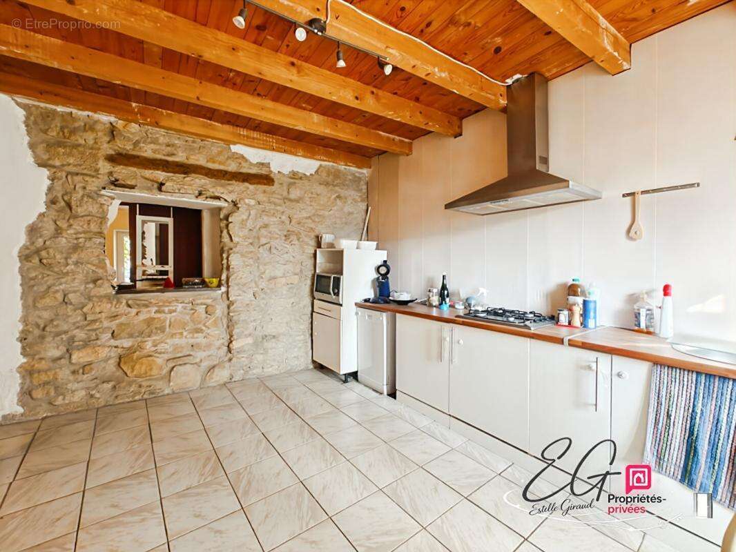 Maison de caractère traversante avec terrasse, atelier et vaste garage - photo 3