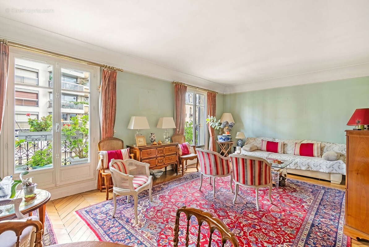 Appartement à PARIS-16E