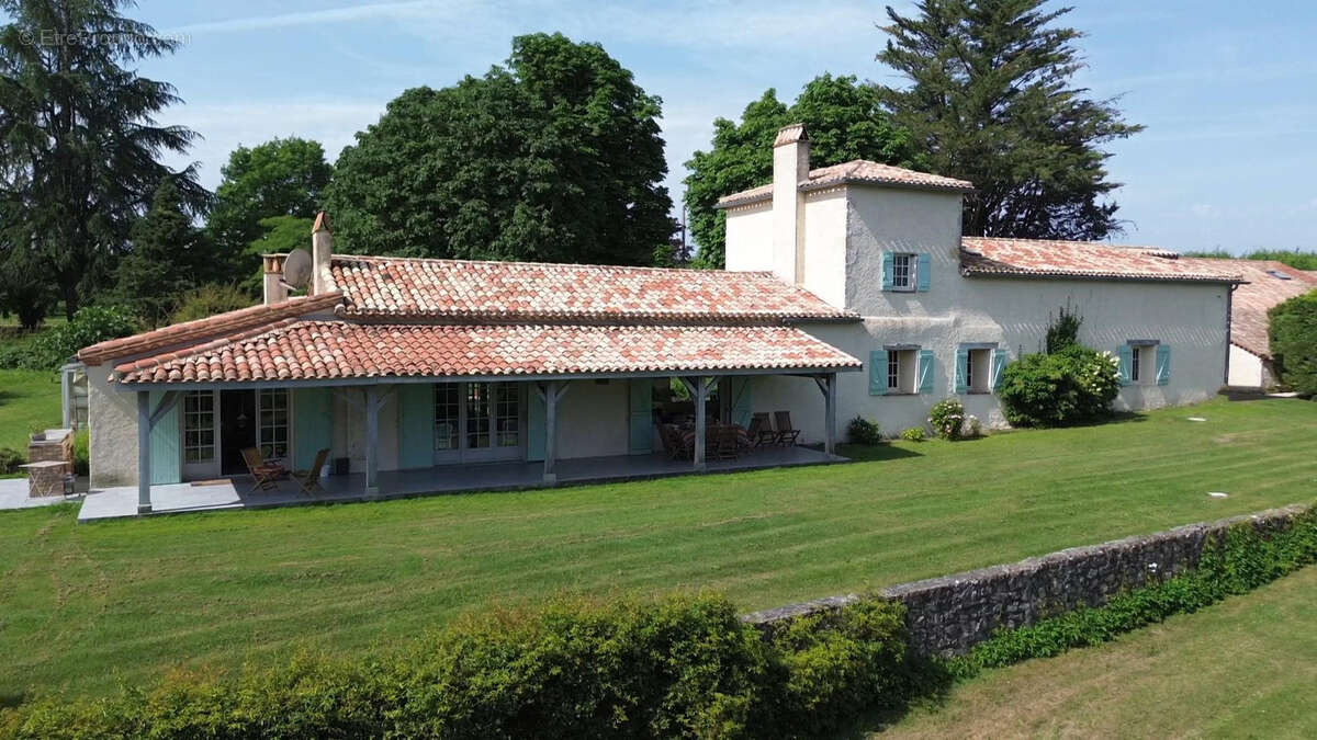 Propriété avec vue exceptionnelle, deux gites et piscine. - photo 3