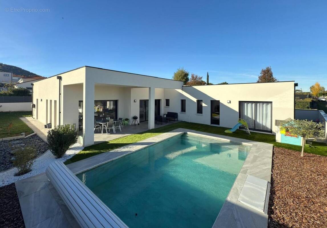 Maison à PERIGNAT-LES-SARLIEVE