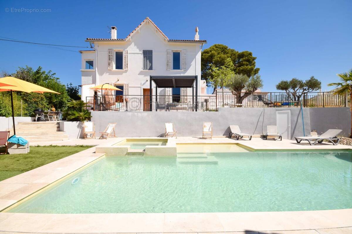 APPARTEMENT T4 ESPRIT MAISON AVEC PISCINE, JARDIN PRIVATIF DE 450 M² ET VUE MER L\'ESTAQUE  13016 Marseille n°3 - Appartement à MARSEILLE-16E