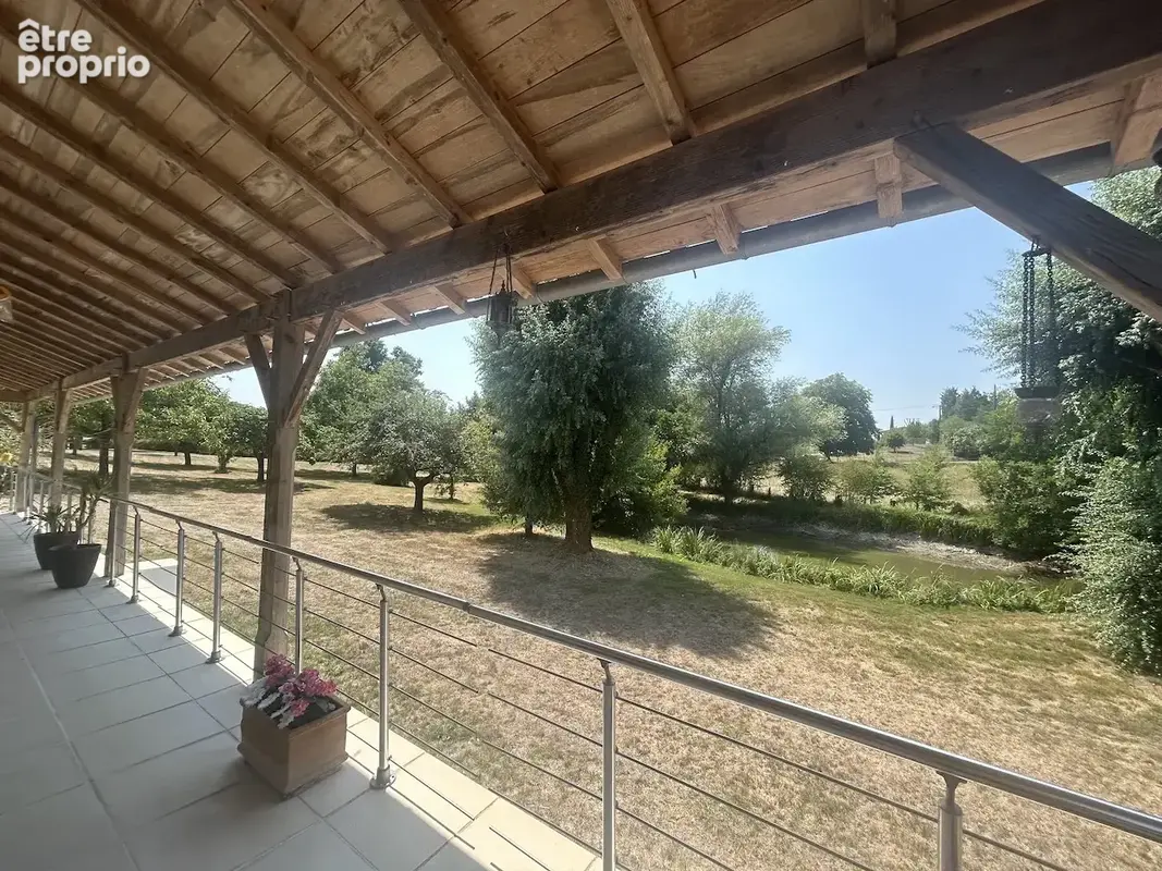 Maison d'architect avec étang, piscine, dépendances au calme. - photo 32