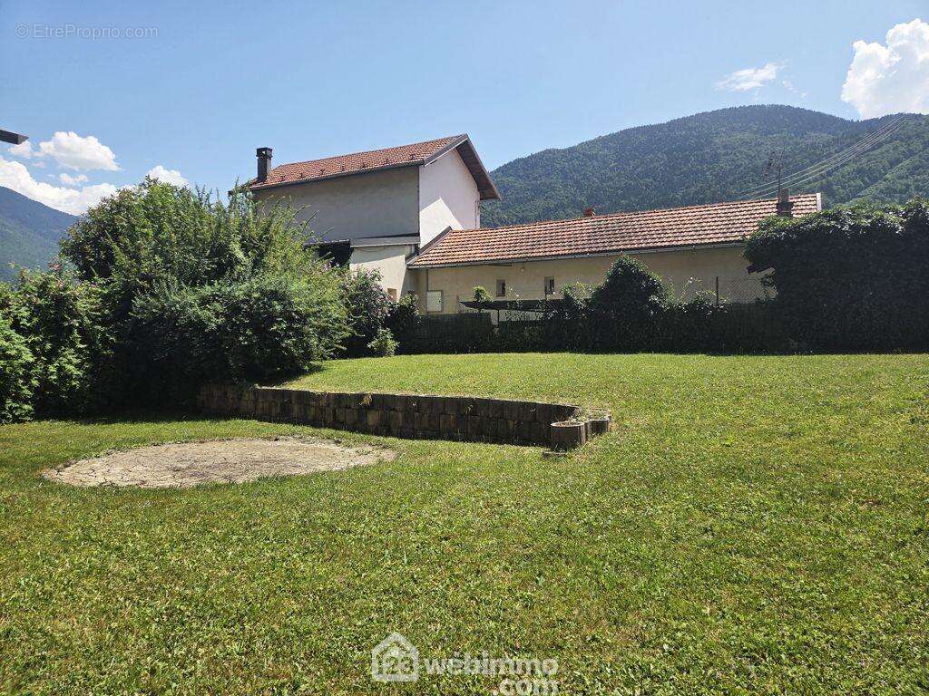 Elle possède également un garage de 21m² accessible de la maison, avec une mezzanine. - Maison à ALBERTVILLE