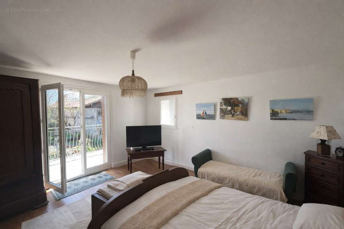Maison à BORS(CANTON DE MONTMOREAU-SAINT-CYBARD)