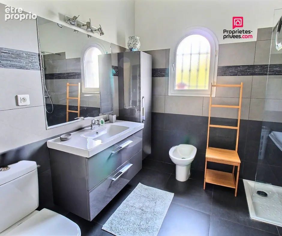 Villa plain pied avec piscine et double garage dans un quartier calme ! - photo 10