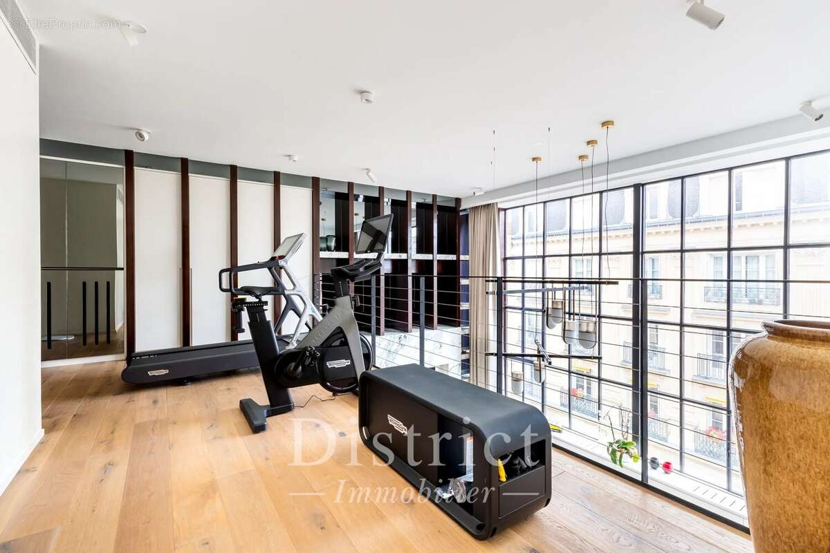 Appartement à PARIS-8E