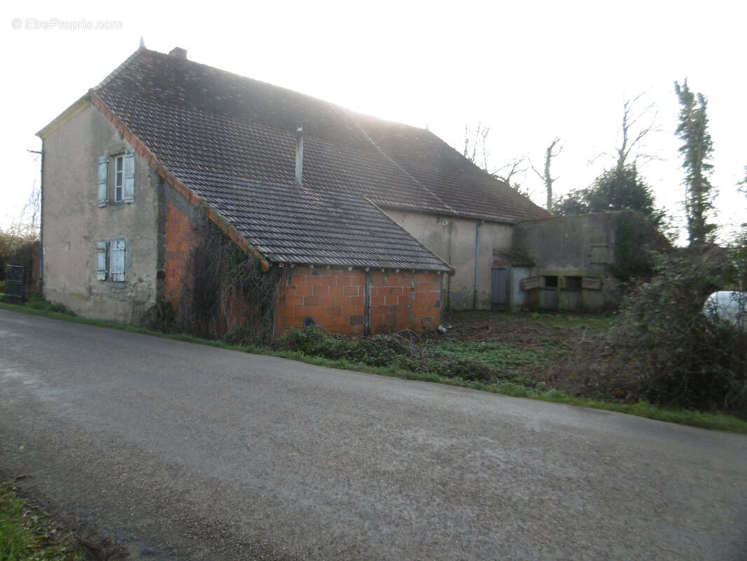 Maison à SAINT-CHRISTOPHE-EN-BRIONNAIS
