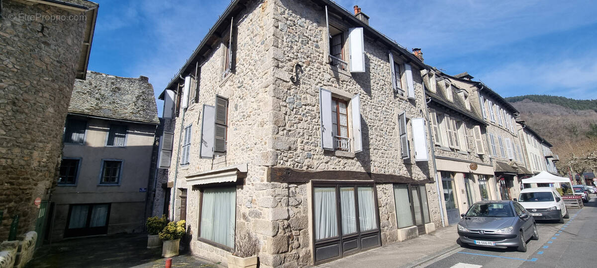 Maison à ENTRAYGUES-SUR-TRUYERE