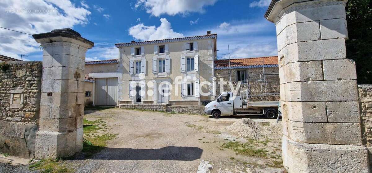 Maison 190 m² à Marsac  - photo 3