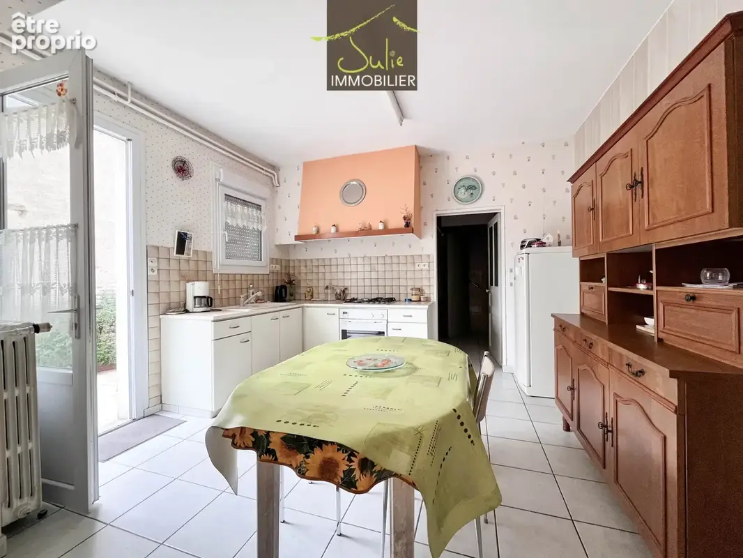 BRESSUIRE - Maison de ville avec garage sur 630m2 de terrain. 3 ch - photo 3