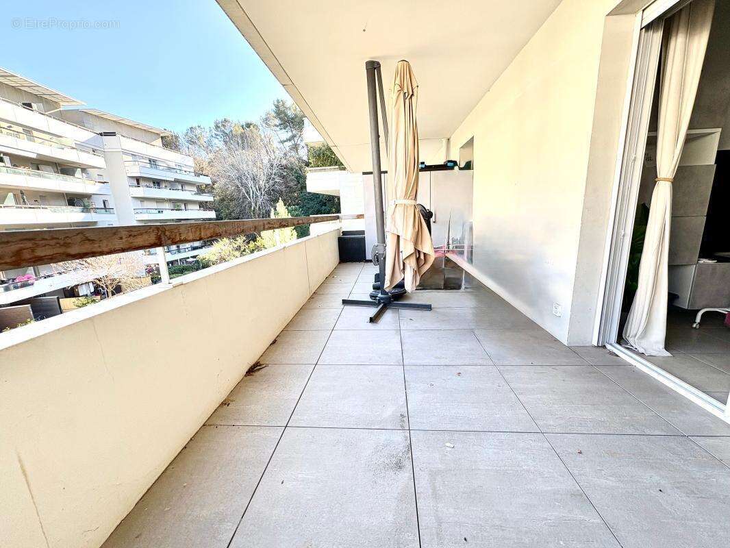 Appartement à LA ROQUETTE-SUR-SIAGNE