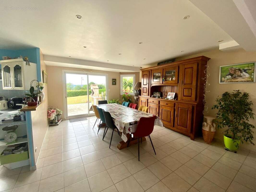 Maison à CONDE-SUR-VIRE