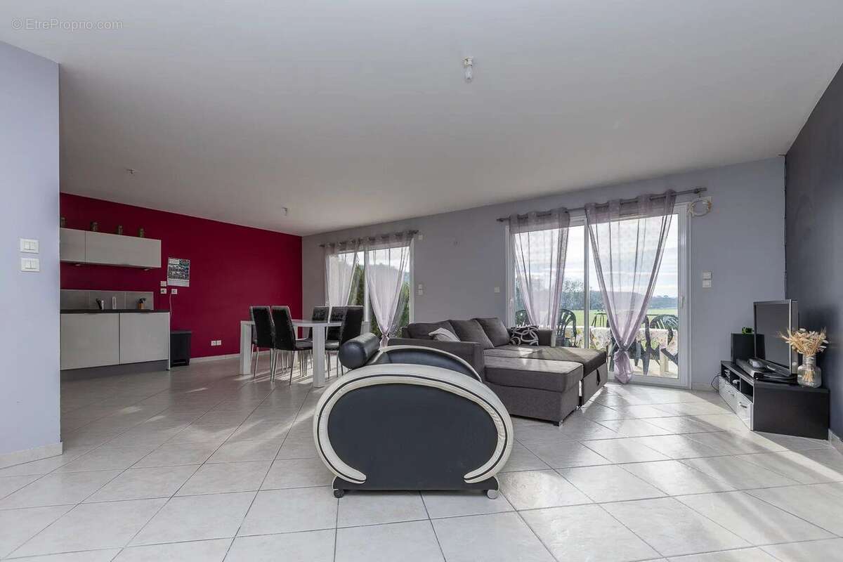 Maison à CHARETTE